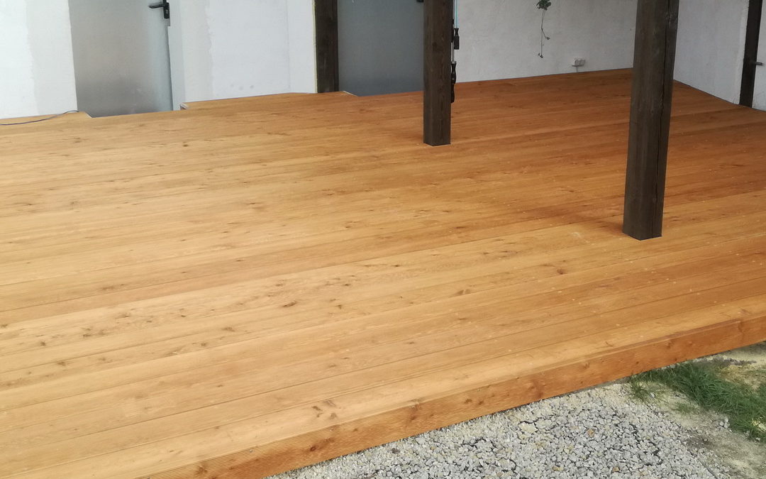 taras drewniany na nierównym betonie