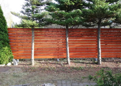 proste ogrodzenie drewniane