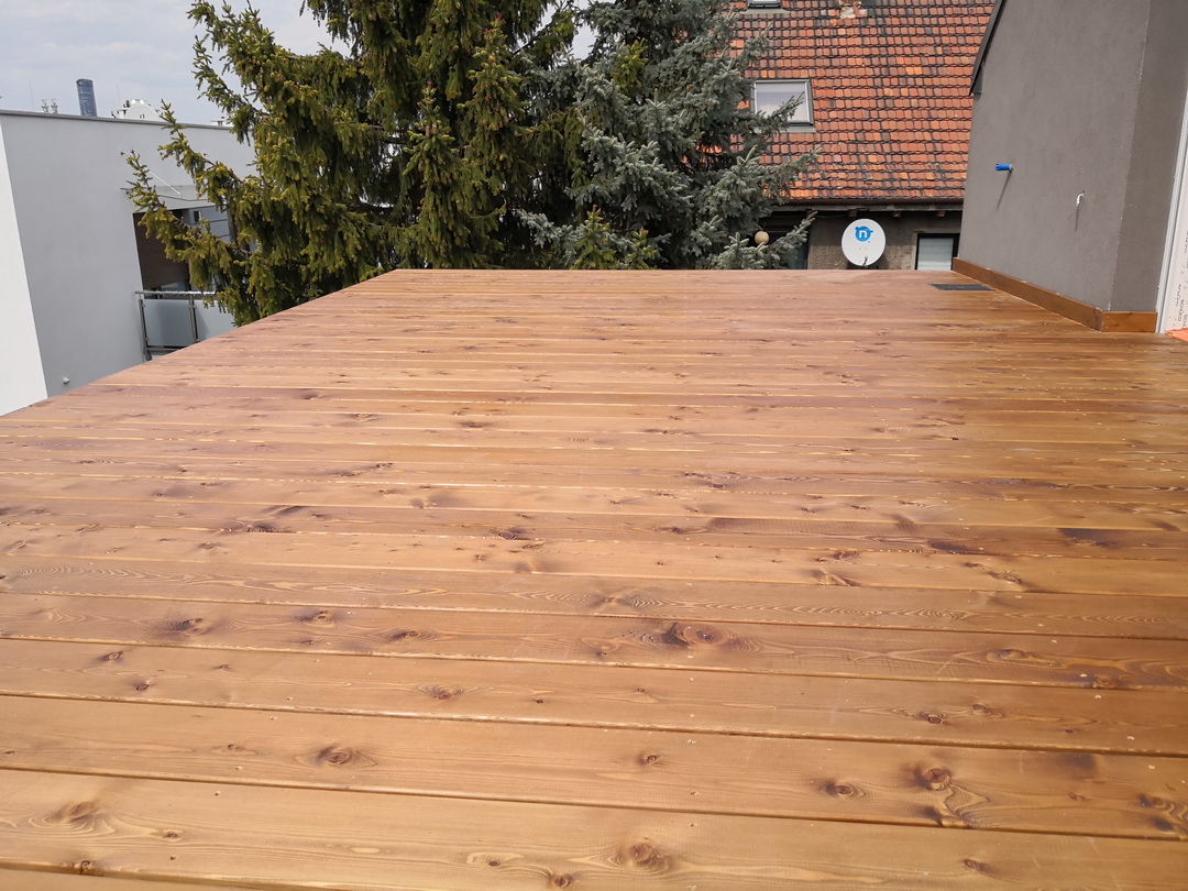 drewniany taras na dachu