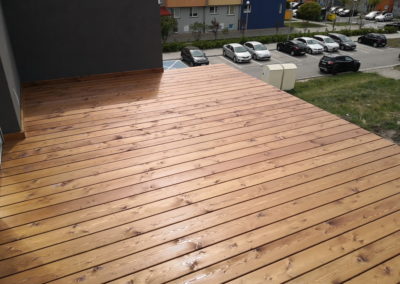 drewniany taras na dachu