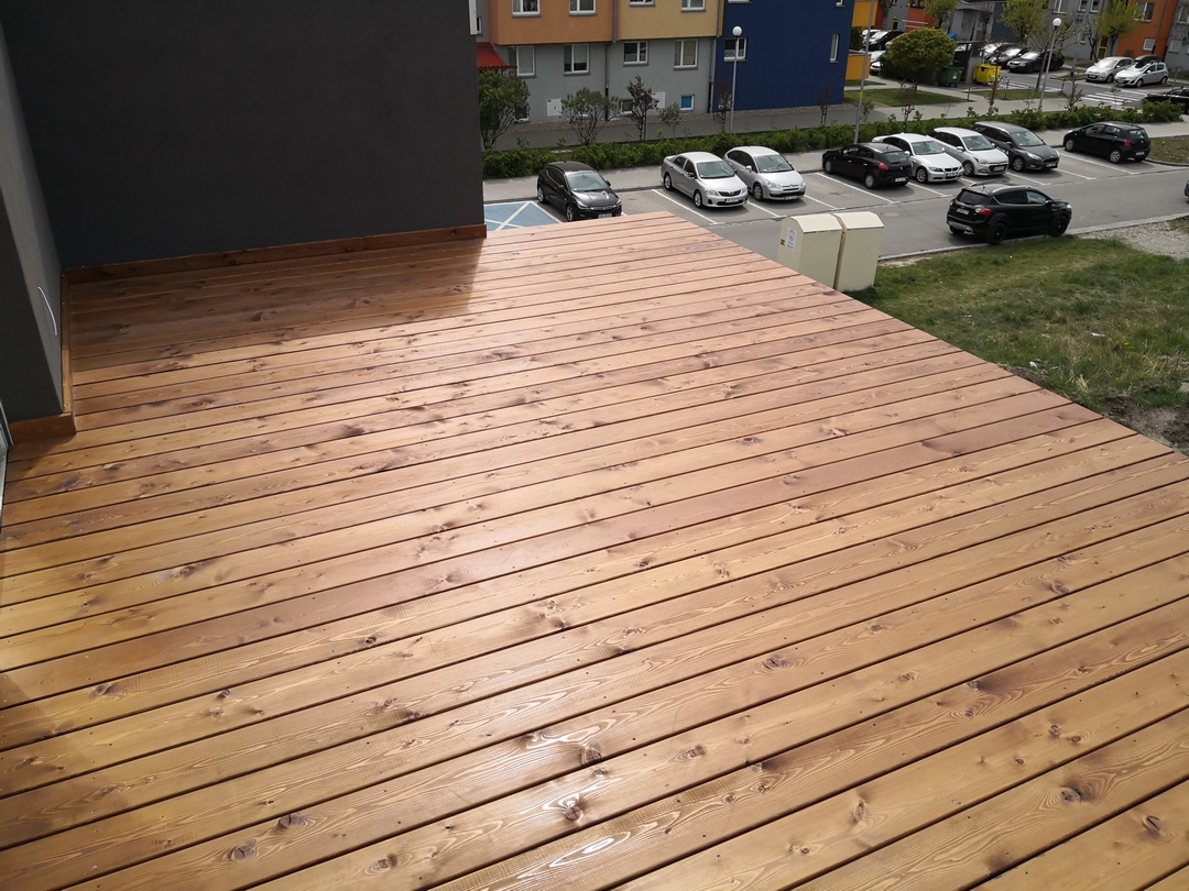 taras drewniany na balkonie